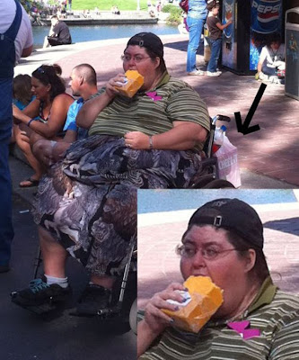 mujer comiendo un queso entero