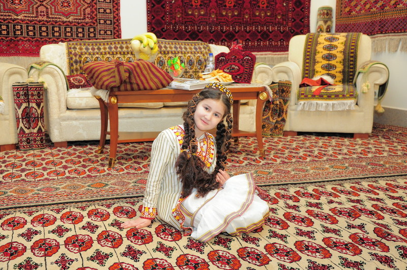 Туркмен халкам. Туркменский ковер. Красивые туркменки. Самые красивые туркменки. Туркменские национальные платья.