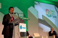 Enrique Peña Niesto urgió en Monterrey a un nuevo modelo educativo en México.