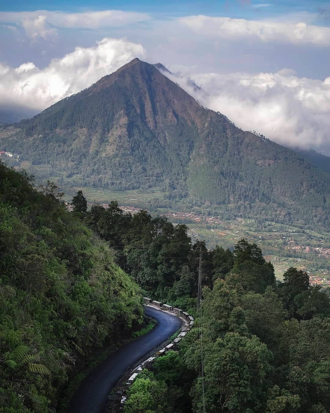 Jalan Yang Sudah Mulus Ke Puncak Gunung Telomoyo Via Sepakung Banyubiru