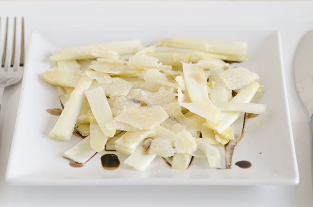 Antipasto di asparagi crudi e grana