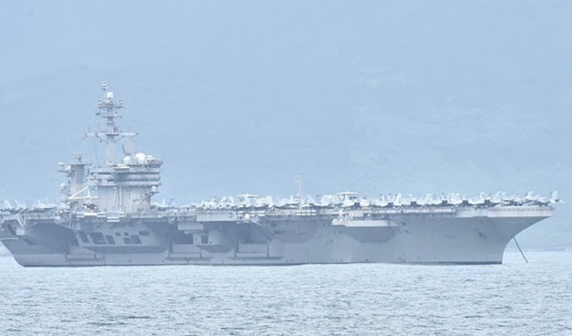 Cận cảnh siêu tàu sân bay USS Theodore Roosevelt dài 332m thả neo ở vịnh Đà Nẵng