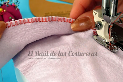 Coser telas elásticas con el prensatelas para bordes sobrehilados falso overlock puntada superior