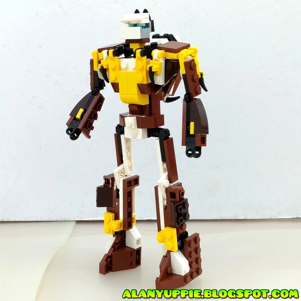 Alanyuppie's LEGO Transformers: Instructions for LEGO Transformer using Creator Set 31004 