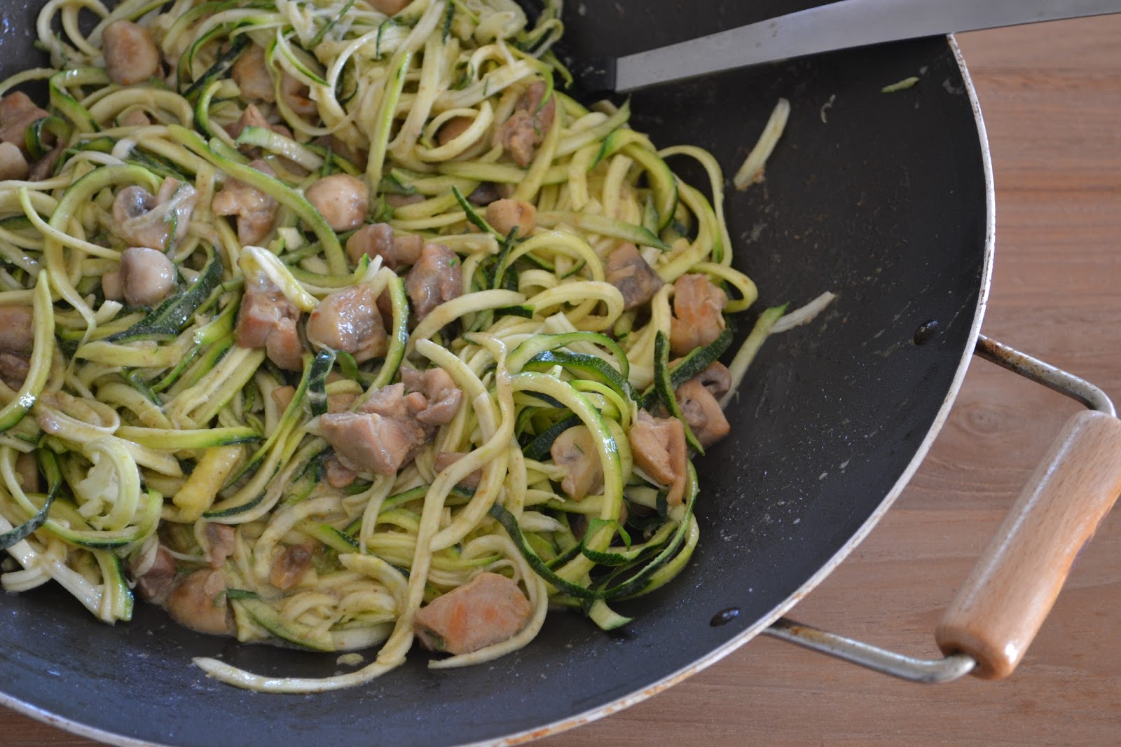 Handel onderwijzen crisis Eet lekker: Courgetti met groene kipcurry en champignons