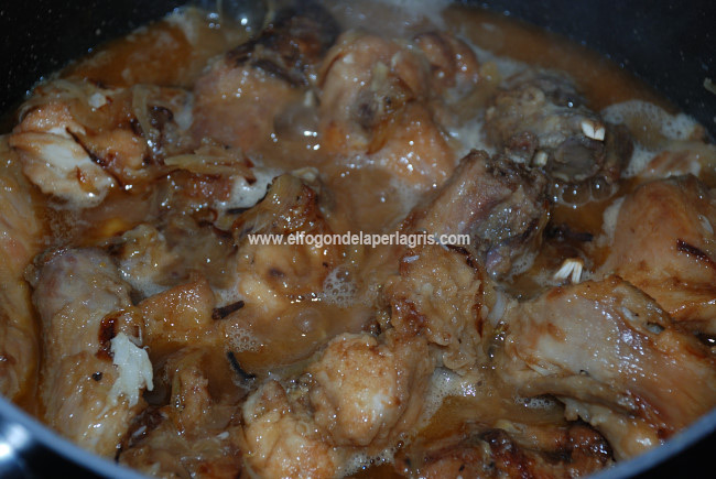 Cocinar el conejo en salsa