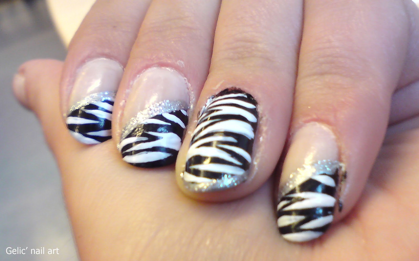 Gelic' nail art Black and white zebra pattern sloping funky french