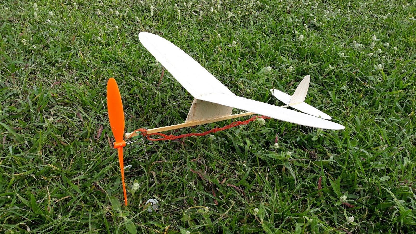 แนะนำอุปกรณ์การสร้าง เครื่องบินบังคับวิทยุ: งานสร้างเครื่องบินยาง ตอนที่ 2
