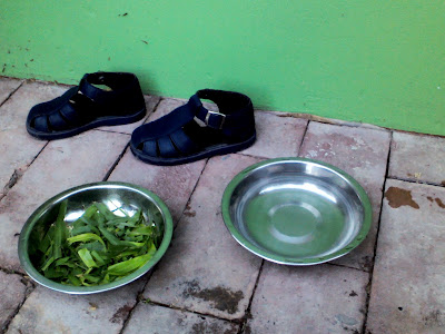 children's shoes and water by front door for Three Kings Day