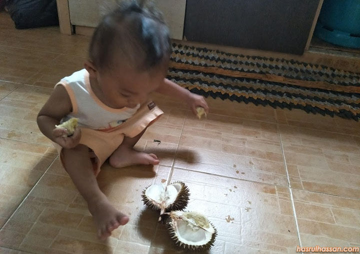 Gelagat Najmi Pertama Kali Makan Buah Durian