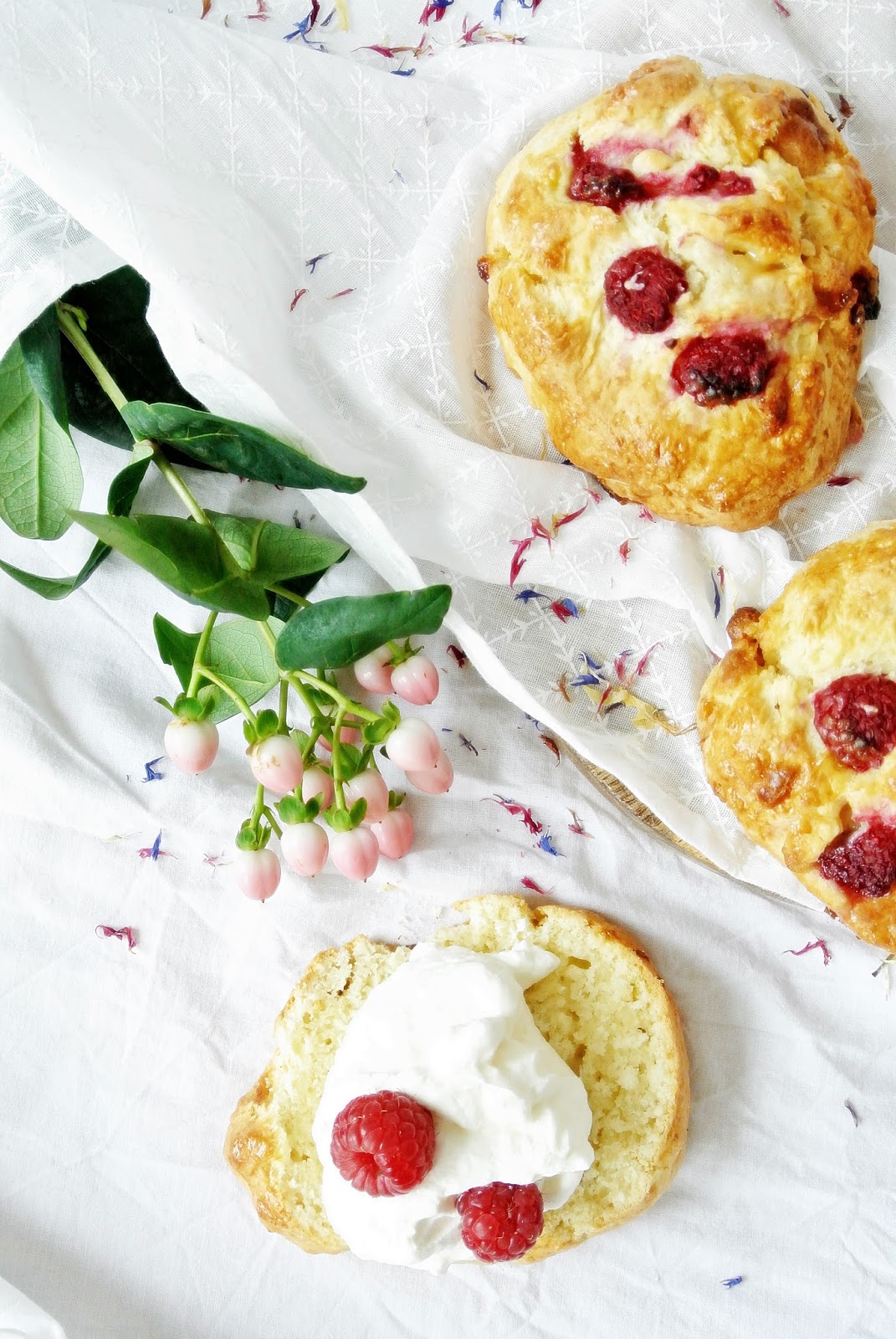 Sonntagsstimmung oder: Himbeer - Scones mit weißer Schokolade - Julia ...