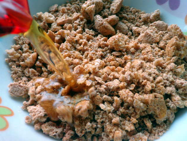 Amaretto cake by Laka kuharica: Mix the amaretti biscuits and Amaretto