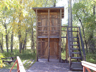 https://commons.wikimedia.org/wiki/File:Dbl_decker_outhouse.jpg