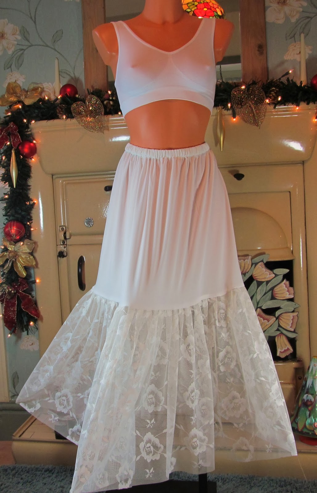 VTG OFF WHITE SISSY LACEY FRILLY HALF SLIP PETTICOAT UNDER SKIRT suzie's lingerie