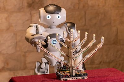 רובוט מגיב ומדליק נרות במוזיאון המדעטק חיפה