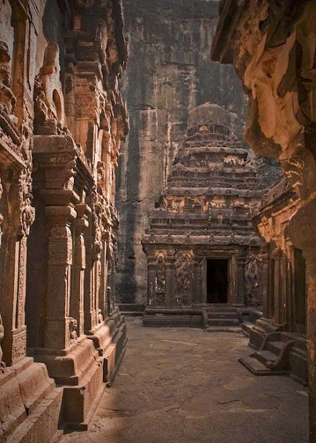 Templo Kailasa construído direto na pedra Kmz