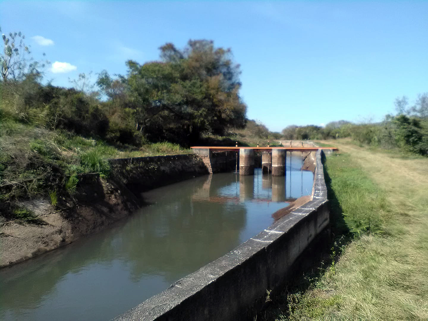 Jaime Ramos Méndez Canal La Planta, municipio de Jacona en Michoacán Fotografía de Carlos Jaime Ramos Méndez Canal La Planta, municipio de Jacona en Michoacán Fotografía de Carlos