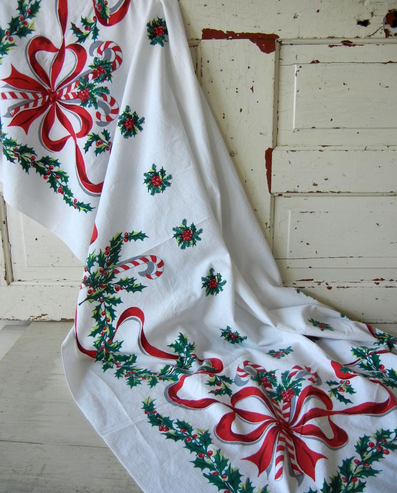 Into Vintage A Vintage Christmas Tablecloth Giveaway
