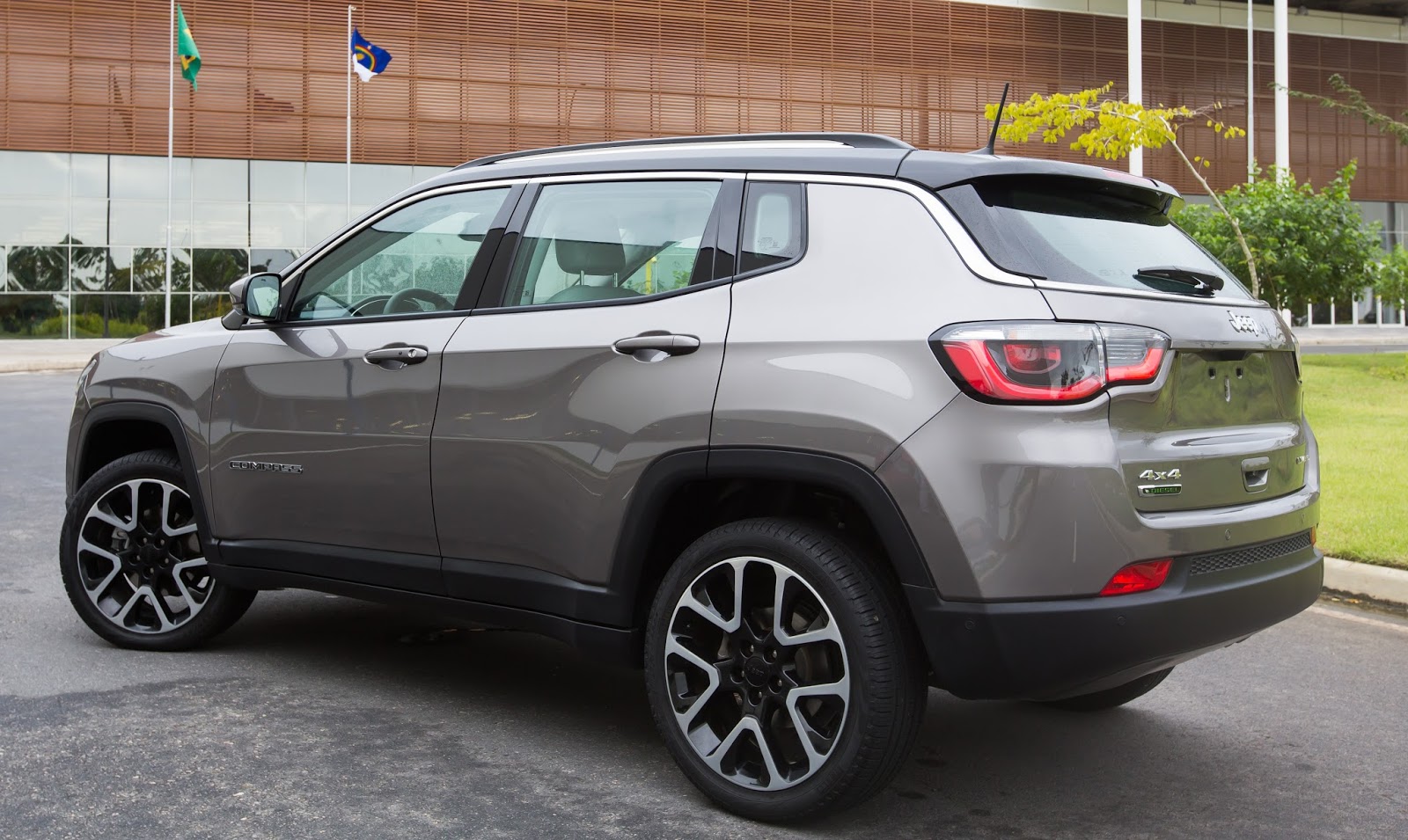 Jeep Compass 2018 estreia novidades em equipamentos, cores e versões