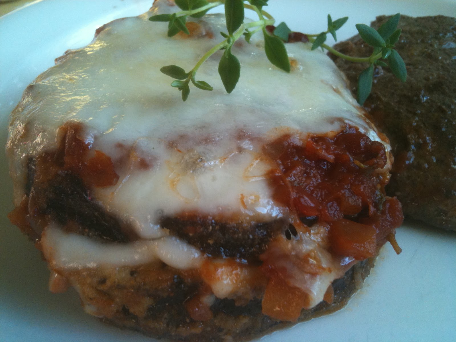 Hiidenuhman keittiössä Parmesaanimunakoiso ja marinarakastike