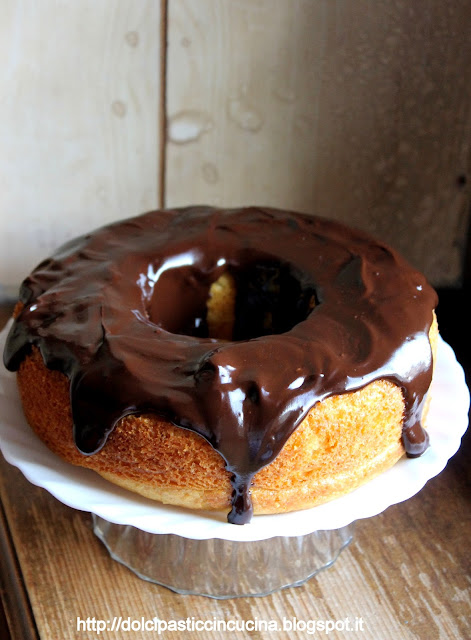 torta allo yogurt e vaniglia con glassa al cioccolato