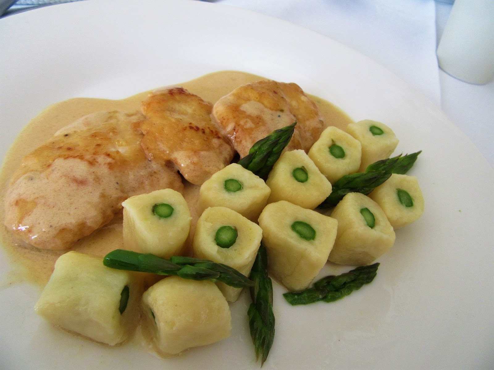Njoke sa šparogama i pilećim medaljonima / Gnocchi with asparagus and