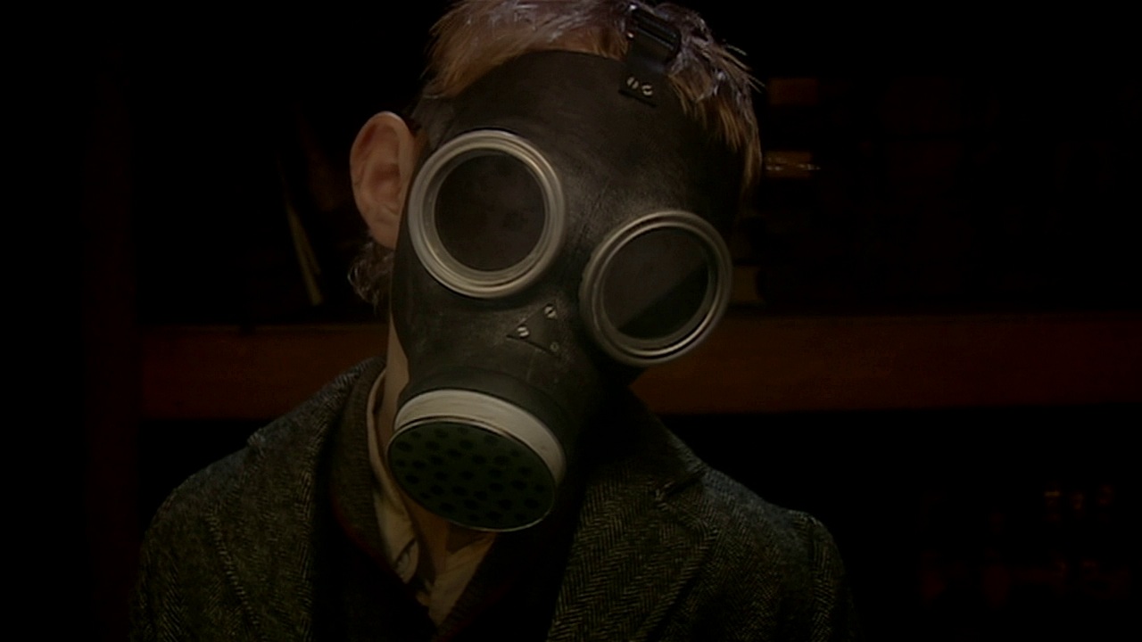 Empty child. Empty child. Доктор кто пустой ребенок. Пустой ребенок. Доктор кто противогазы.