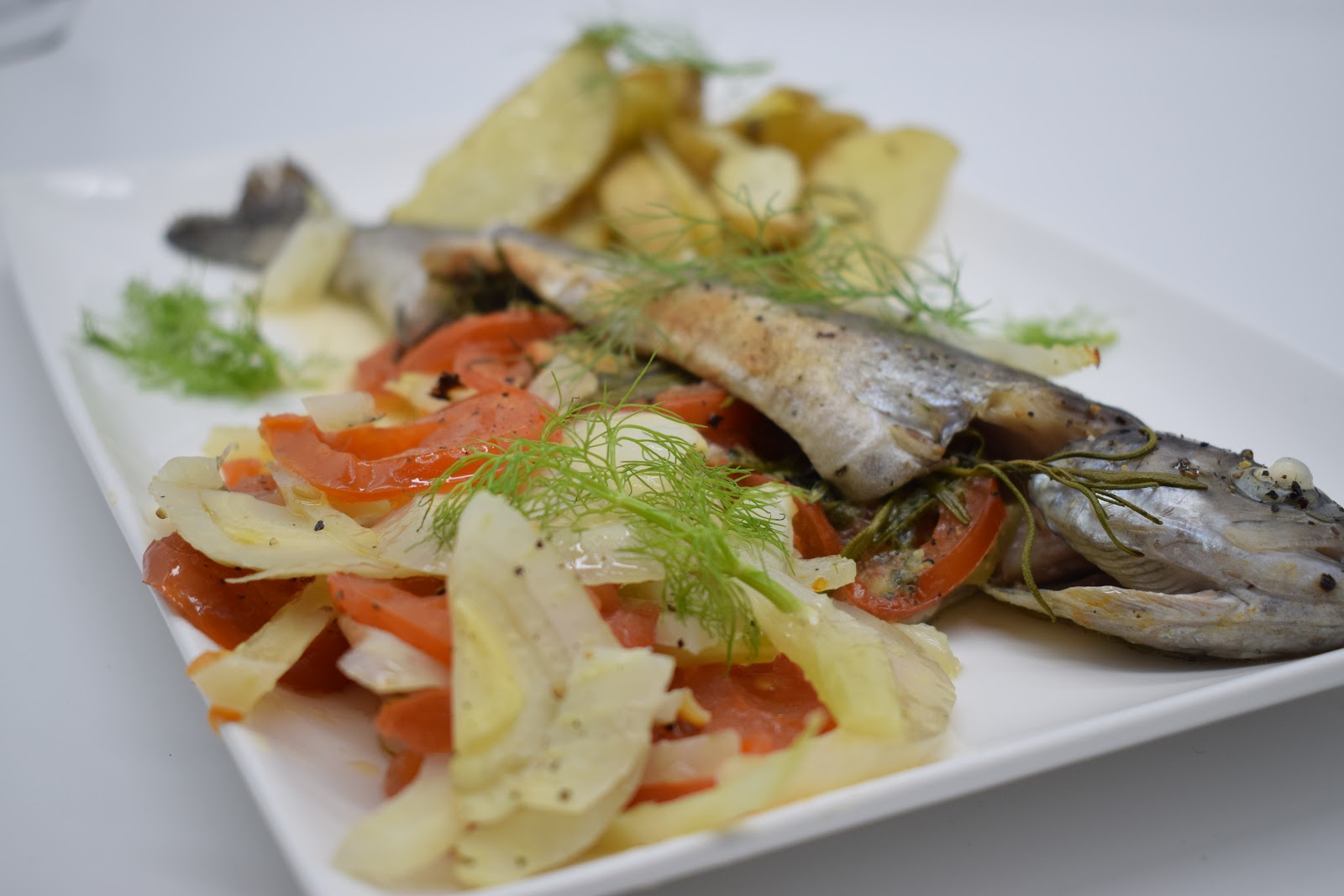 Trout with fennel and roast potatoes Forel met venkel en patatjes uit