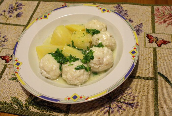 Fiskeboller - Gekochte Fischklößchen