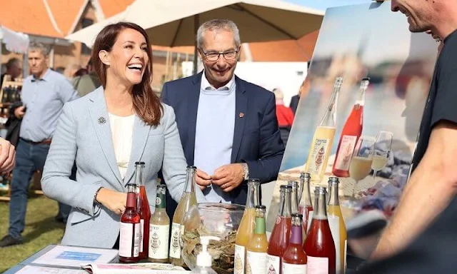 Princess Marie wore a sky blue Drosom blazer from Ralph Lauren. Princess presented the Federation of Retail Grocers' honorary award