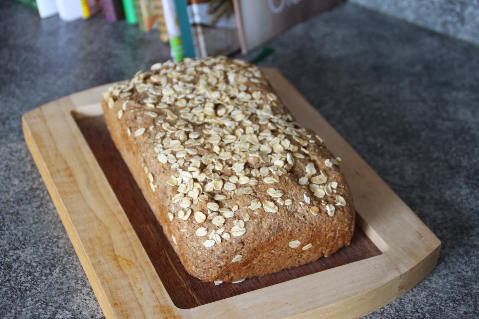 Melis bunte Studentenküche: Saftiges Vollkorn-Hafer-Brot