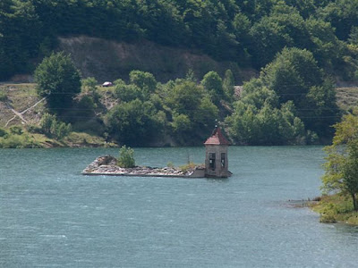 Hermosa iglesias sumergida en un lago