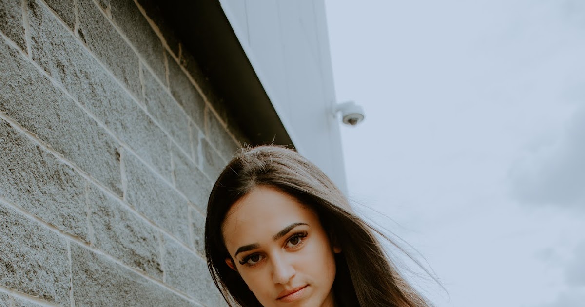 Lydia Singer Shares Lemme Know Caesar Live N Loud