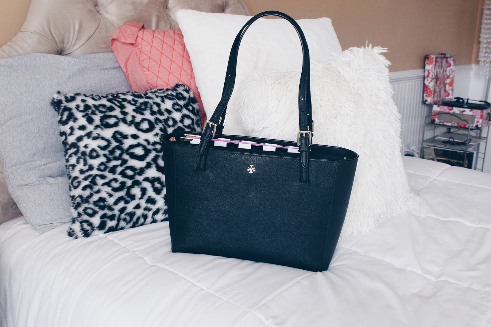 Whats in my bag & Review X Tory Burch York Buckle Tote Honey & Oaks