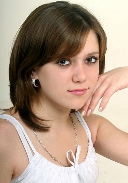 Medium Length Hairstyles for Teenage Girls with Round Faces - FEMALE SPOTS