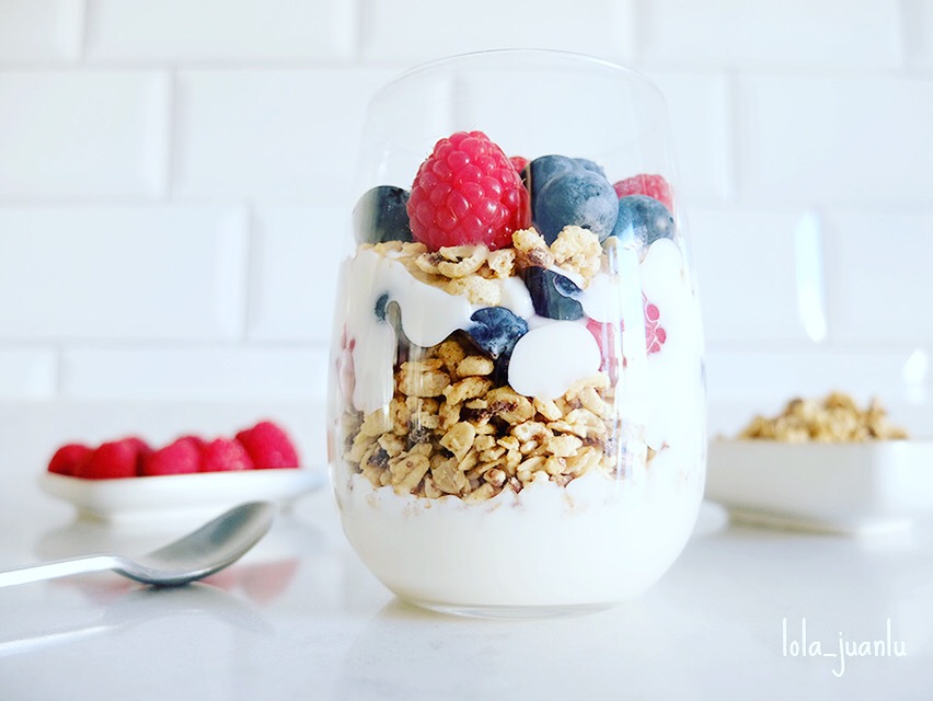 Parfait de yogur de coco, frutos rojos y granola Pequeños Accidentes