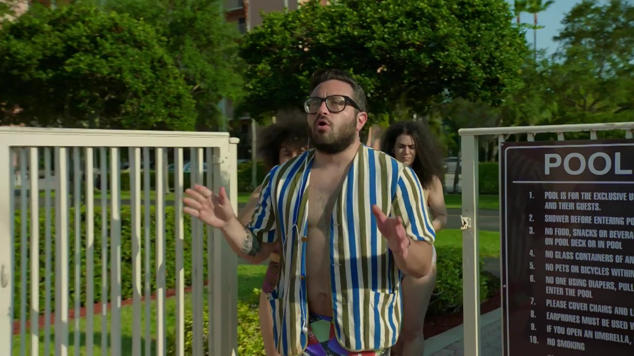 ausCAPS Eliot Glazer shirtless in Broad City 407 "Florida"