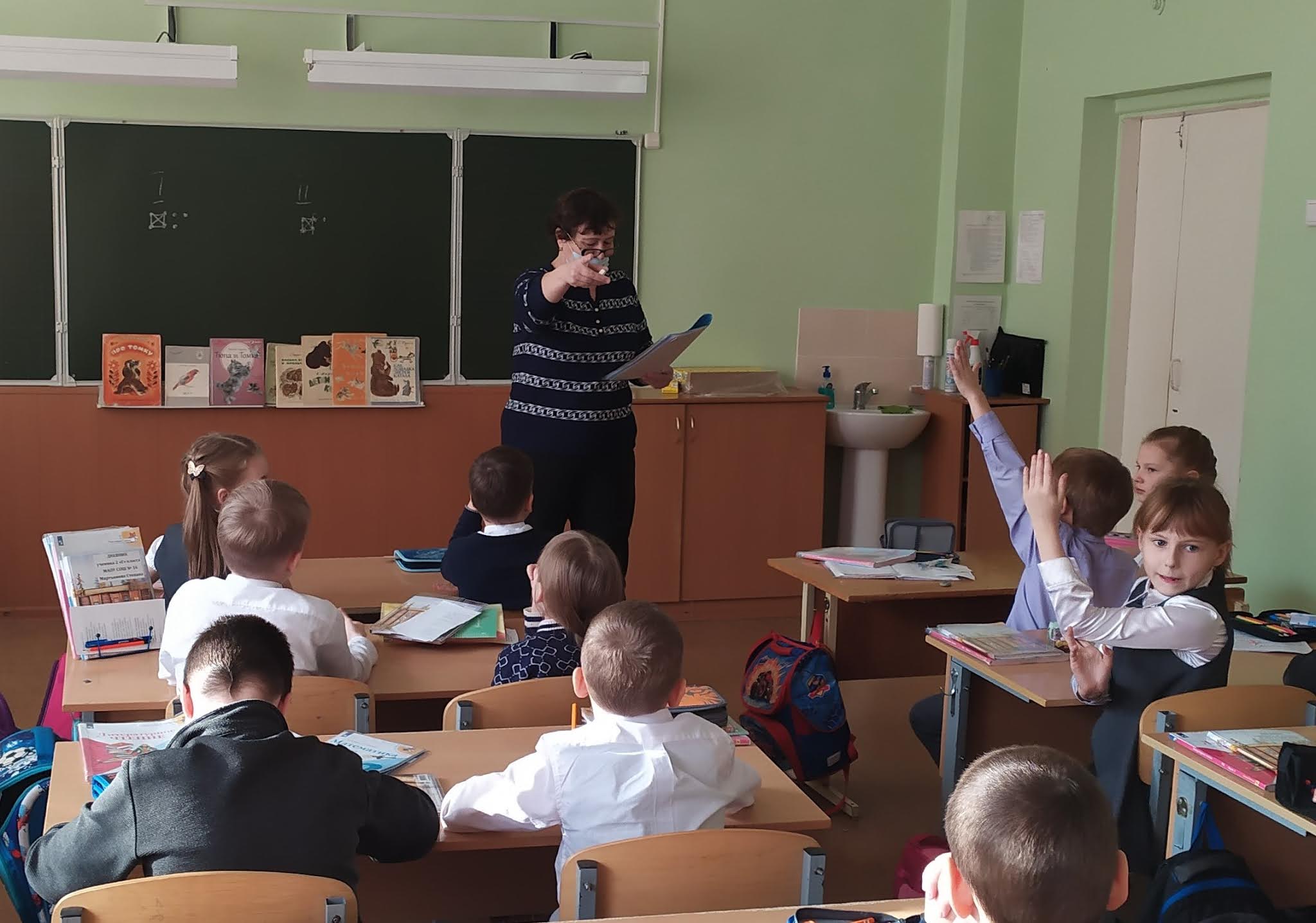 Гоу в библиотеку. Разворот выпускного альбома. Календарь осенних праздников. Школа 21 новосибирск. Худшие школы новосибирска.