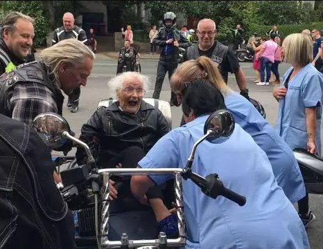 Nenek%2B101%2BTahun%2BPimpin%2BKonvoi%2B100%2BMotor