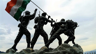 It is about the Kargil war. The battle was in full swing in India and Pakistan. Many people on both sides were killed and there was an atmosphere of fear all around. The soldiers of India were taking a front from the enemy. The lieutenant and his aide Vinod Bhati were taking stock of the front from a distance. Then a soldier of his battalion who was a friend of Vinod Bhati was shot.