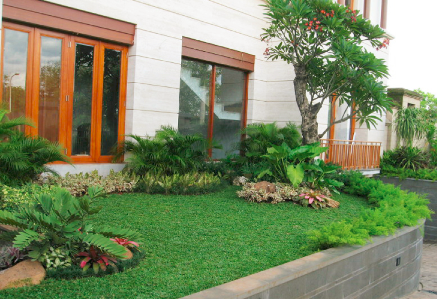 Contoh2 desain taman hias cantik di halaman depan rumah ~ Design Rumah