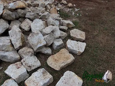 Pedra para construção de gruta de pedra, com esse tipo de pedra moledo com espessura de 15 cm a 25 cm. Pedra ideal para fazer revestimento de parede de gruta.