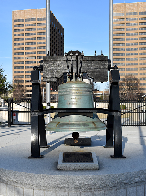 Liberty Bell reproduction | Liberty Plaza | Photo: Travis Swann Taylor
