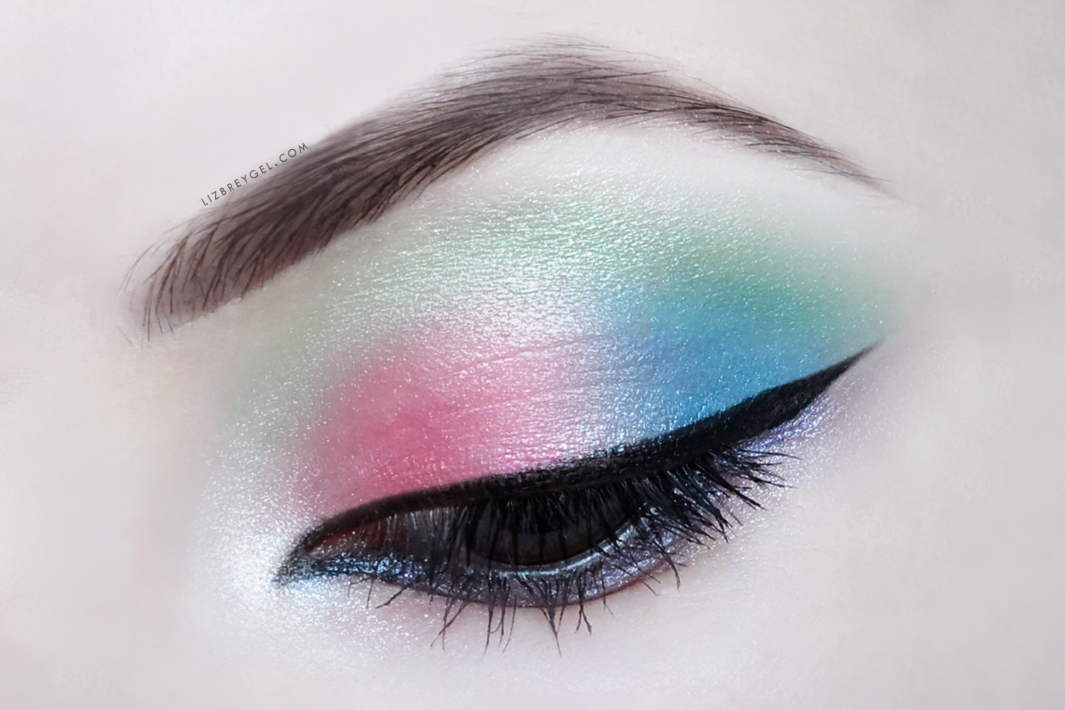a close-up picture of an eye with dramatic makeup look, пастельный макияж глаз туториал