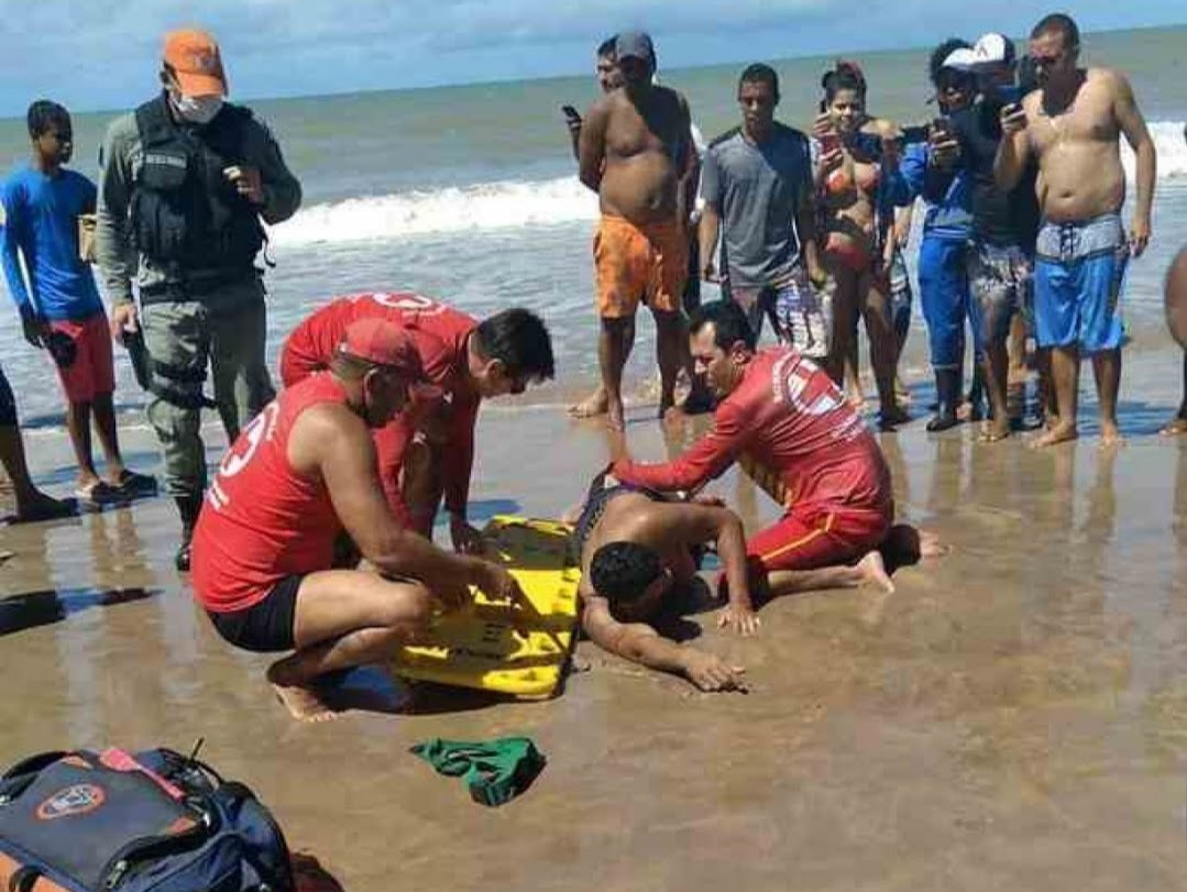 Homem tem perna quase arrancada por tubarão em Recife