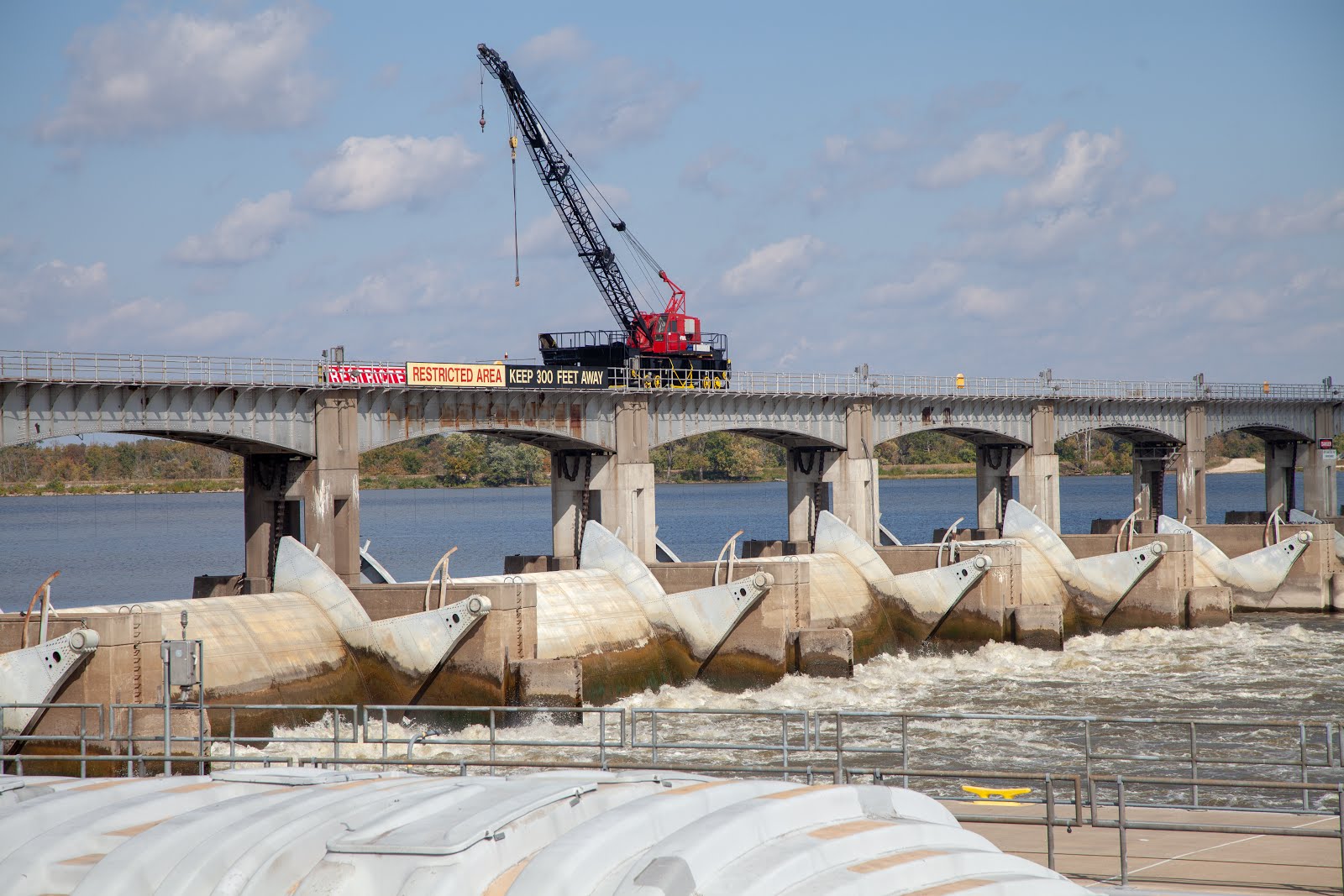 Walking Arizona Lock and Dam Nunber 24, Mississippi River