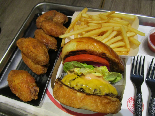 Burger Joys西營盤店　チーズバーガーとケイジャンチキン