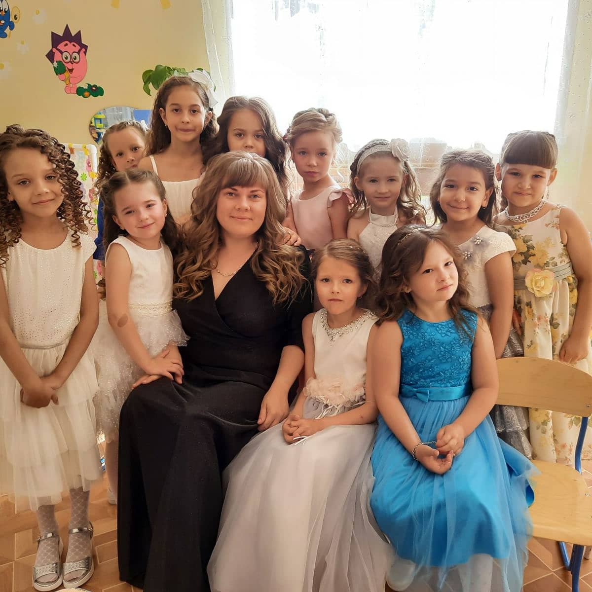 очень жалко расставаться покидать любимый сад. заставка на выпускной очень жалко расставаться. очень жалко расставаться покидать. очень жалко расставаться покидать. за летом зима пролетели года текст.