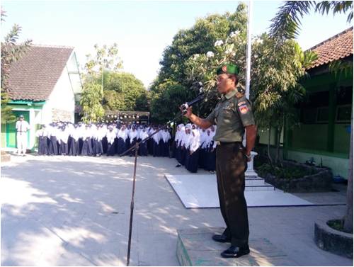 Danramil Sukodono jadi Pembina Upacara Di SMP N I