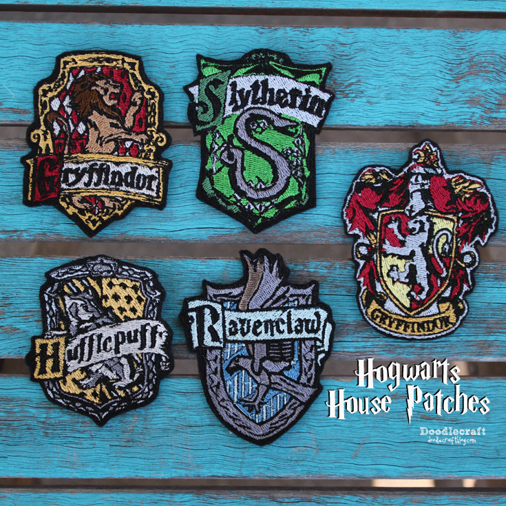 NEW Harry Potter Invitations & Envelopes with Hogwarts Castle and Crest 8  Pk